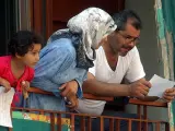 Mensajes caídos del cielo. Una familia libanesa lee las octavillas lanzadas desde el aire por las fuerzas israelíes, en las que advierten de una respuesta "fuerte y dolorosa" a los ataques de Hizbulá y ordena la evacuación de la zona.