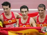 Los tres mosqueteros. Jesús España, Juan Carlos Higuero y PAblo Vaillalobos celebran el éxito español en 5000. REUTERS/Yves Herman