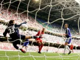 Imagen del gol de Crouch, que establecería el 1-2 definitivo que le valdría la victoria al Liverpool en la Community Shield.