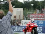 Loris Capirossi cruza victorioso la línea de meta. Gran victoria en Brno para el piloto de Ducati, que lideró la carrera de principio a fin. REUTERS/Heinz Peter Bader