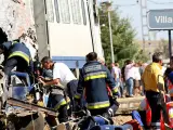 Labores de rescate. Bomberos del Ayuntamiento de Palencia trabajan para rescatar a los heridos tras el descarrilamiento de un convoy de largo recorrido en las inmediaciones de la estación de Villada.
