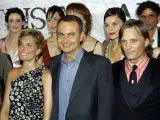 Sonsoles Espinosa, el presidente José Luis Rodríguez Zapatero y el actor Viggo Mortensen antes del preestreno de Alatriste, en Madrid. Andrea Comas / REUTERS