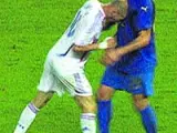 Zidane cabecea el pecho de Materazzi.