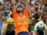 El corredor español del equipo Euskatel-Euskadi, Samuel Sánchez, celebra su victoria en la decimotercera etapa de la Vuelta Ciclista a España. (EFE/Chema Moya)