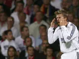 Beckham se desespera durante el partido contra el Olympique de Lyon. Hasta cuando se enfada sale guapo el inglés.