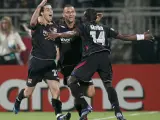 Tiago celebra con sus compañeros el segundo gol del Olympique. (Efe)