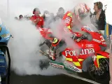 Marco Melandri quema rueda para celebrar su triunfo en la carrera de Moto GP del Gran Premio de Australia
