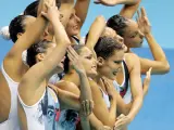 A punto de saltar al agua. El equipo español de natación sincronizada en acción durante la prueba libre de la Copa del Mundo en Yokohama, cerca de Tokio, Japón. Rusia se hizo con el oro, Japón con la plata y España con el bronce.