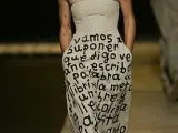 Bimba Bosé, socia de Davidelfín, con un vestido de lino enyesado, que en la falda lleva una leyenda , diseño de la colección de Davidelfin para la temporada Primavera-Verano 2007.