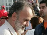 Luis Montes, junto a las numerosas personas que se han manifestado frente a los juzgados de Leganés (EFE/Sergio Barrenechea )