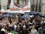 Miembros del partido Ciutadans portan una pancarta con la leyenda "Todos somos Elvira Lindo" durante el pregón (Foto: Efe)