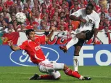 Saha marca el gol del Manchester ante el Benfica. (Reuters)