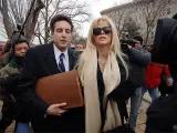 Anna Nicole Smith acompañada por su abogado, Howard Stern.