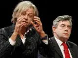 Bob Geldof en la conferencia laborista junto al ministro de Economía británico, Gordon Brown, en Manchester, Reino Unido. Richard Lewis / EFE