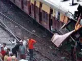 Estado en que quedó uno de los trenes atacados en Bombay (Archivo).