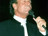 Julio Iglesias también está entre los famosos que no se han resignado a la calvicie.