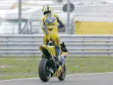 Valentino Rossi en uno de sus típicos gestos antes de comenzar.