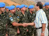 El ministro de Defensa saluda a las tropas españolas en Blat, al sur de Líbano (Karamallah Daher / REUTERS).