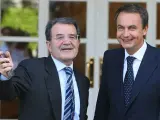 El presidente Zapatero (d) recibió hoy al primer ministro italiano Prodi (i). (Paco Campos / Efe)