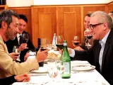 Brindis en Roma. El director estadounidense Martin Scorsese (a la derecha) y su colega chino Tian Zhuangzhuiang brindan durante una cena en un restaurante de Roma. Ambos se encuentran en Italia para presentar sus últimos trabajos en el primer Festival Internacional de Cine de Roma.