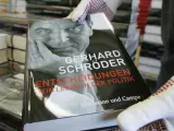 El libro de las memorias de Schroeder (Alexandra Beier / Reuters)