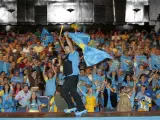 Aficionados celebrando el campeonato de Alonso, en el Audotorio de Oviedo. (Alberto Morante/Efe).