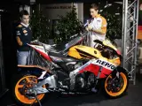 Pedrosa y Hayden descubren la nueva moto de Honda (Juan Carlos Cárdenas/EFE).