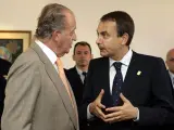 Zapatero charla con el Rey a su llegada a Montevideo para participar en la XVI Cumbre Iberoamericana.