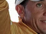 Carlos Sastre se viste con el jersey oro