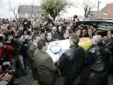 Familiares y amigos portan el féretro con los restos mortales de Francisco Fernández Ochoa. (Efe)