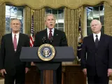 El presidente Bush, acompañado por Rumsfeld y Gates, el día en que anunció la dimisión del primero.