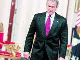 El presidente estadounidense, George W. Bush, tras su comparecencia de ayer. (Kevin Lamarque / Reuters).
