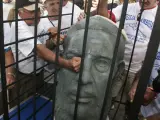 El busto "Retrato de Fidel Castro en el lecho de muerte", golpeada por un anticastrista tras ser puesta en una jaula. (John Riley / EFE)