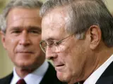 Donald Rumsfeld comparece tras el anuncio del presidente Bush (izq.) de su reemplazo en Defensa de EEUU. (Kevin Lamarque / REUTERS)