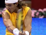 El tenista español Rafael Nadal devuelve una bola al estadounidense Mardy Fish. (Efe)