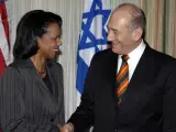 El primer ministro israelí, Ehud Olmert, saluda a la secretaria de Estado de EEUU, Condoleezza Rice, ayer, en Washington D.C. (EFE)