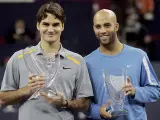 Roger Federer y James Blake posan con sus premios tras disputar la final del Masters de Shanghai, donde el suizo consiguió su tercera Copa Masters al imponerse al americano por 6-0, 6-3 y 6-4.