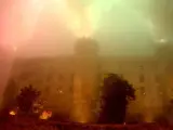 Fuegos artificiales iluminan el cielo sobre el castillo medieval Odescalchi, tras la boda de los actores Tom Cruise y Katie Holmes.