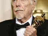 Robert Altman, con su Oscar a toda su carrera en marzo pasado, durante la entrega de los premios de la Academia de Cine estadounidense.