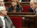 José Montilla conversa con Pasqual Maragall en el Parlament. (Toni Albir / Efe)