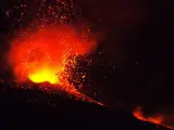 La lava sale de un cráter durante la erupción del volcán Etna. (Orietta Scardino / Efe)