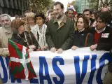 Apoyo del PP. La manifestación ha contado con la presencia de la plana mayor del Partido Popular. En la segunda pancarta de la protesta se ha podido ver a Mariano Rajoy junto a Esperanza Aguirre, Ruiz-Gallardón, Ángel Acebes o Zaplana.