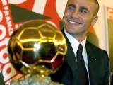 Fabio Cannavaro, posa sonriente con el Balón de Oro. (Efe)