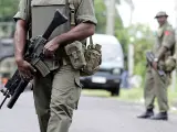 Varios soldados rodean la residencia del primer ministro de Fiyi, Laisenia Qarase, en Suva. Es el cuarto golpe de estado en 20 años.