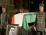 Tres guardias de honor velan el cadáver de Ferenc Puskas en basílica de San Esteban (Laszlo Balogh/Reuters).