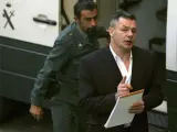 Tony King es escoltado por un guardia civil a su llegada al juicio por la muerte de Rocío Wanninkhof (Efe)