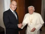 El papa Benedicto XVI estrecha la mano del primer ministro israelí Ehud Olmert en la Ciudad del Vaticano (Foto: Efe)