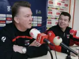 Van Gaal, durante la rueda de prensa. (Efe)