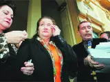 Alicia Hornos (centro), flanqueada por su abogado y su hermana, se emocionó ayer a la salida de la Audiencia (EFE).