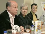 Corbalán, junto a la viuda de Paco y a Blanca Fernández Ochoa, durante la presentación del libro. (Efe)